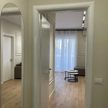 Lejlighed 2br At Café Flora Skanderbeg Square Area *