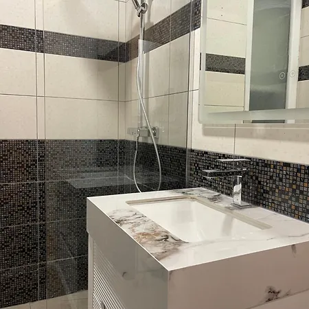 2br At Café Flora Skanderbeg Square Area *