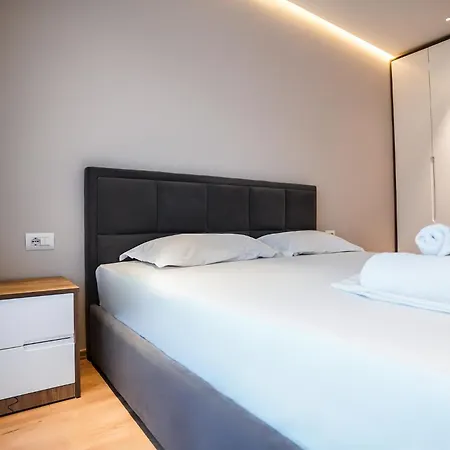 Apartament 2br At Cafe Flora Skanderbeg Square Area Tirana