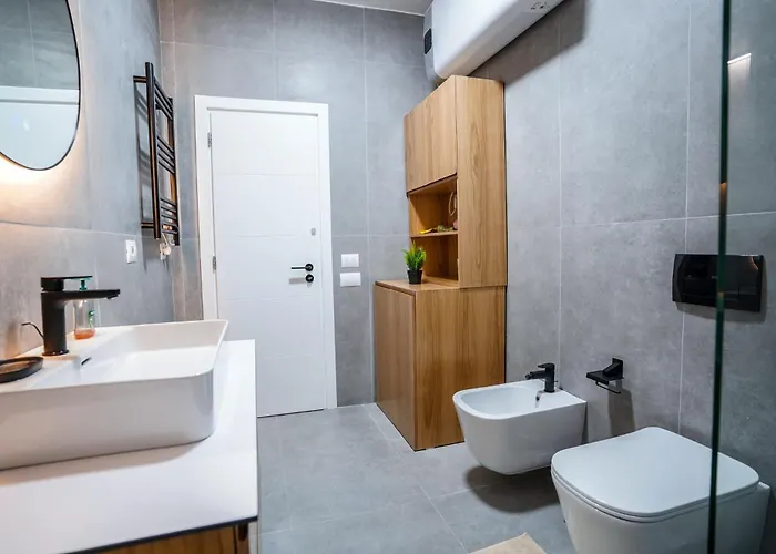 2br At Cafe Flora Skanderbeg Square Area *