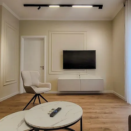 2br At Café Flora Skanderbeg Square Area Lägenhet *