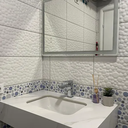 Apartment 2br At Cafe Flora Skanderbeg Square Area
