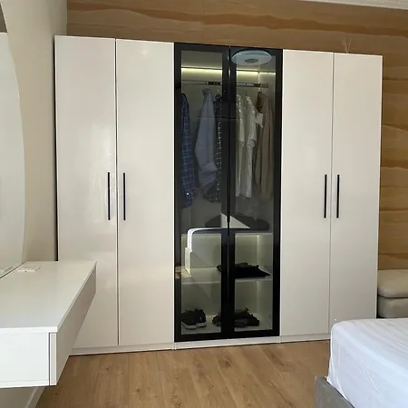 2br At Café Flora Skanderbeg Square Area Lägenhet