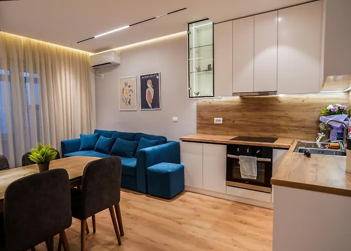 2br At Cafe Flora Skanderbeg Square Area * 地拉那